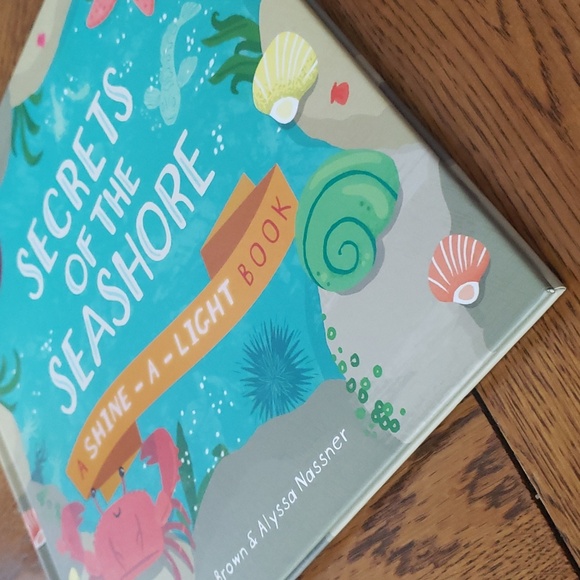 Secrets of the Seashore A Shine-A-Light Book - New - Picture 6 of 7